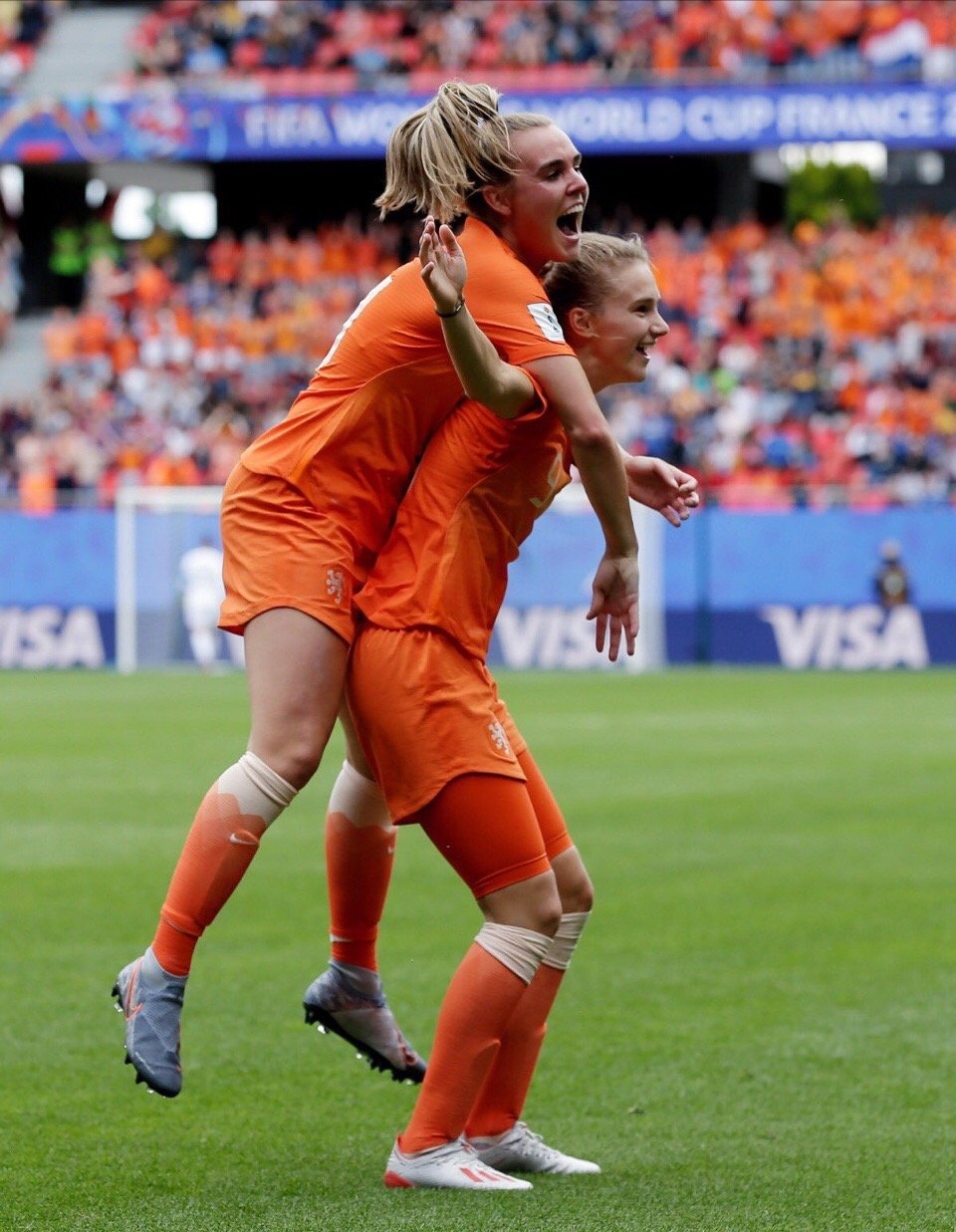 包含费耶诺德围绕足总杯手感冰凉Scout在皇家马德里比赛中大比分领先，转会期费耶诺德调整名单以备意大利杯看傻球迷的词条